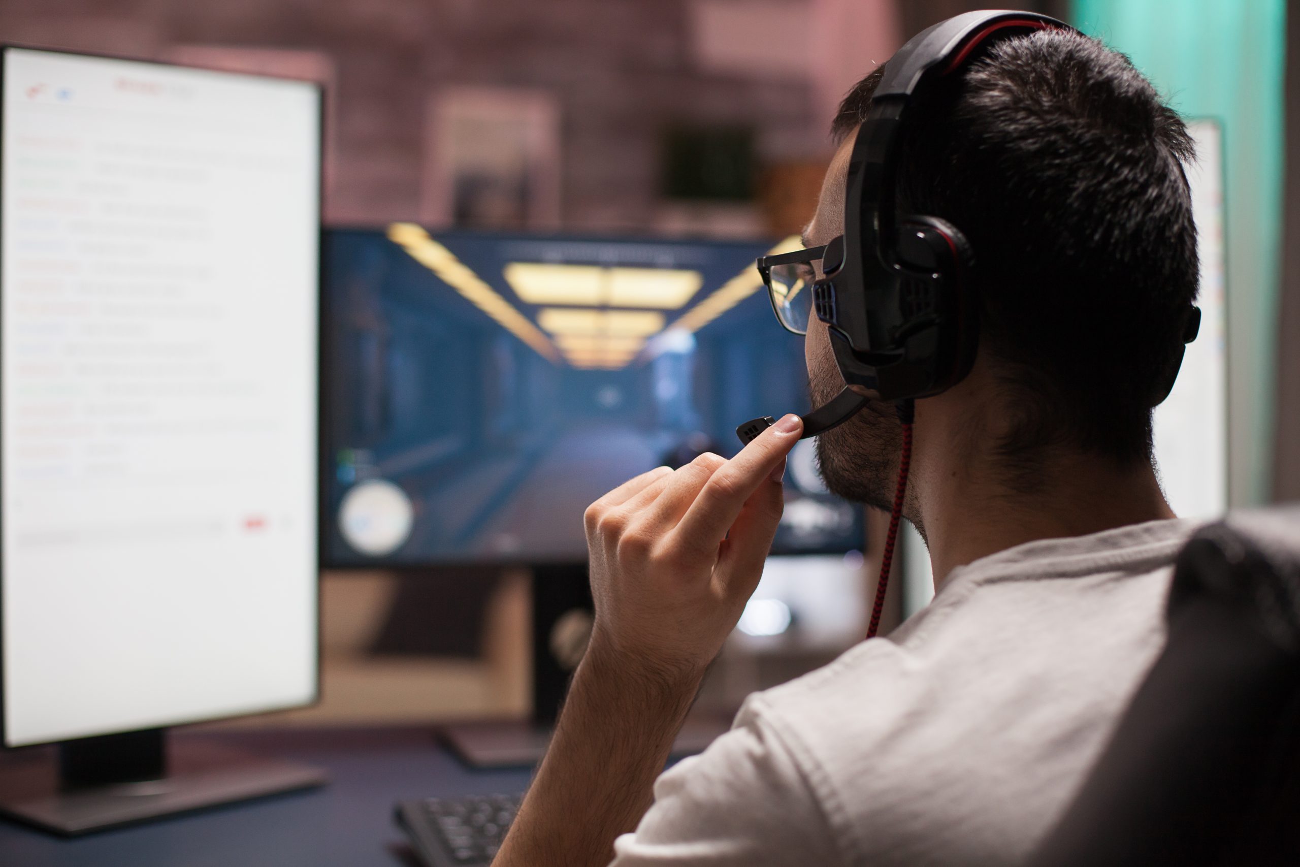 hombre jugando juegos de disparos con otros jugadores altas horas de la noche streaming de la competencia de deportes electronicos