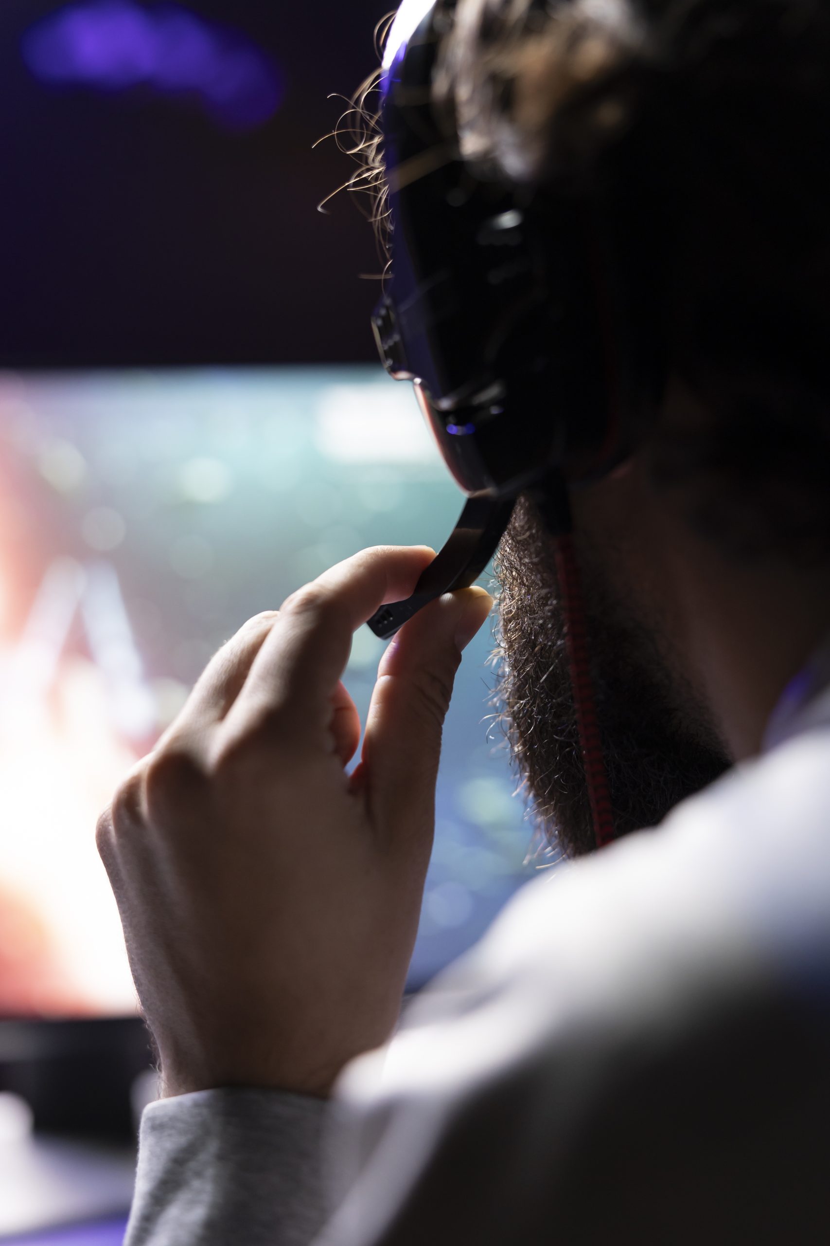 un primer plano de un jugador chateando con amigos de internet mientras disfruta del juego